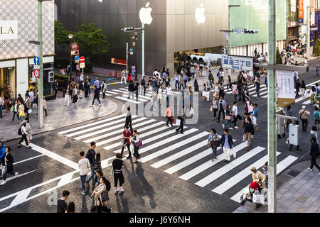 TOKYO - 7 Maggio 2017: la gente che passeggia per le strade di Ginza, il lussuoso quartiere dello shopping a Tokyo in Giappone la città capitale, dove il traffico è bann Foto Stock