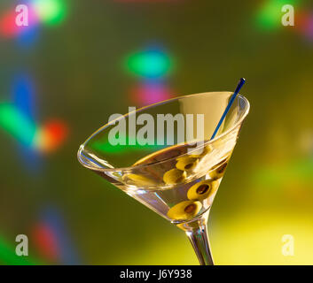 Vetro con martini , la messa a fuoco su un olive Foto Stock