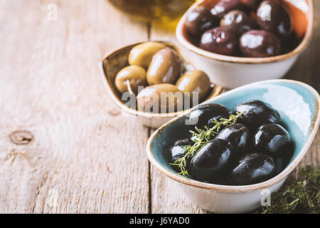 Bocce con diversi tipi di olive Foto Stock