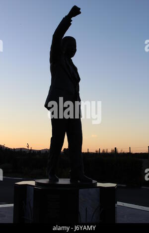 Silhouette statua di Nelson Mandela nella parte anteriore del Victor Verster Prison, ora Drakenstein correzionali a Paarl, Sud Africa Foto Stock
