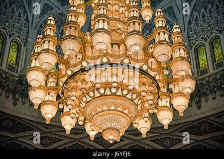 Oman Muscat il grande lampadario a Sultan Qaboos moschea Foto Stock