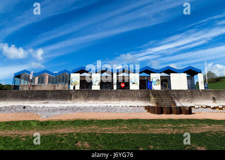 Broadsands beach,Beachhuts e verde beachBeachhuts fieldssandBroadsands e SEASIDESCENESEASHOREBATHERSCOASTALVIEWtradition verde Foto Stock