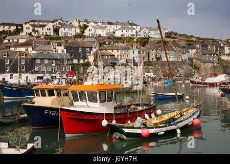 Regno Unito, Cornwall, Mevagissey, barche da pesca ormeggiate nel porto dalla banchina ovest Foto Stock