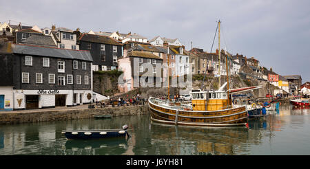 Regno Unito, Cornwall, Mevagissey, Seascan, legno tradizionale barca da pesca ormeggiate nel porto, panoramica Foto Stock
