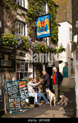 Regno Unito, Cornwall, Mevagissey, Cliff Road, i clienti di bere nella luce del sole al di fuori del Fountain Inn Foto Stock
