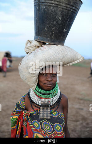 KENYA Regione Turkana, Kakuma, Turkana una tribù nilotica, la catastrofe della fame è permanente a causa del cambiamento climatico e della siccità, Don Bosco distribuisce cibo a donne e bambini affamati Foto Stock