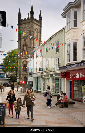 Regno Unito, Cornwall, St Austell, Fore Street, centro città, persone in area pedonale strada per lo shopping alla Chiesa della Santa Trinità Foto Stock