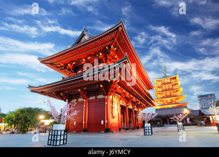 Tempio di Asakusa con pagoda di notte, Tokyo, Giappone Foto Stock