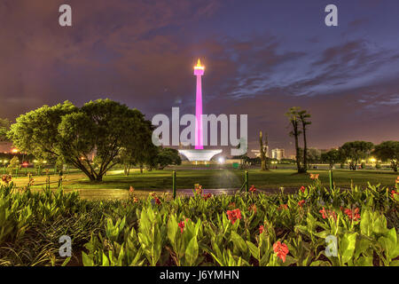 Monumento nazionale (MONAS) di notte, Jakarta, Indonesia Foto Stock