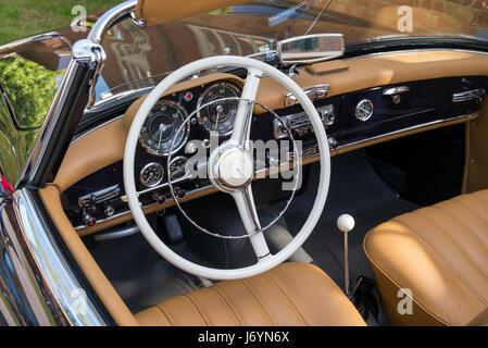 Mercedes-Benz 190 SL a Bicester Heritage Centre. Oxfordshire, Inghilterra Foto Stock