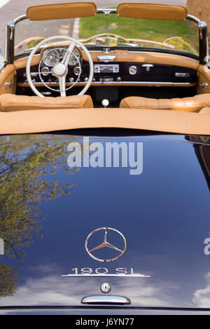 Mercedes-Benz 190 SL a Bicester Heritage Centre. Oxfordshire, Inghilterra Foto Stock