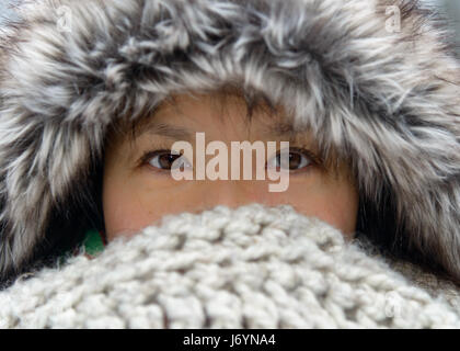 Donna che indossa una pelliccia cappotto con cappuccio, il Lago Louise, Alberta, Canada Foto Stock