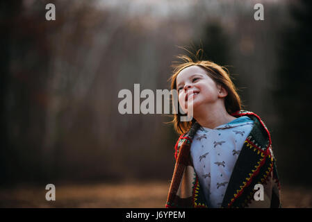 Ritratto di una ragazza avvolta in un mosaico cercando Foto Stock