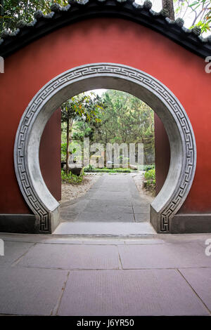 Via di passaggio all'interno del Santuario Wuhoe a Chengdu nella provincia di Sichuan, in Cina Foto Stock