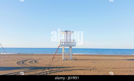 Bagnino torre sulla spiaggia, Rincon de la Victoria, Malaga, Andalusia, Spagna Foto Stock