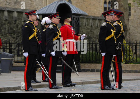 I soldati della Onorevole Compagnia di Artiglieria (HAC) un incendio 61 round gun salute presso la Torre di Londra, vicino al Tower Bridge per segnare la Sua Maestà la Regina Elisabetta II 91º compleanno. Dotato di: atmosfera dove: Londra, Regno Unito quando: 21 Apr 2017 Credit: Dinendra Haria/WENN.com Foto Stock