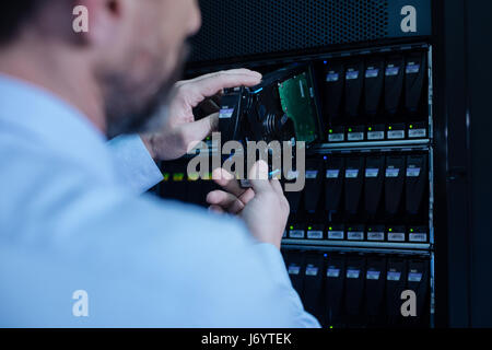 Moderni server rack di essere messo al suo posto Foto Stock