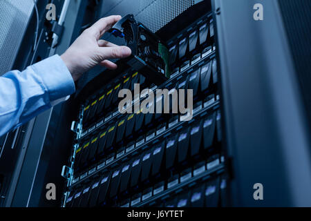 Close up di un disco rigido nel rack di server Foto Stock