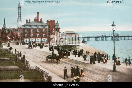 Cartolina vintage del Metropole Hotel e North Pier e il lungomare di Blackpool con carrelli horsedrawn, circa 1900 Foto Stock