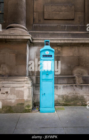 Blu polizia chiamata pubblica post, un originale polizia senza scatola di telefono Foto Stock