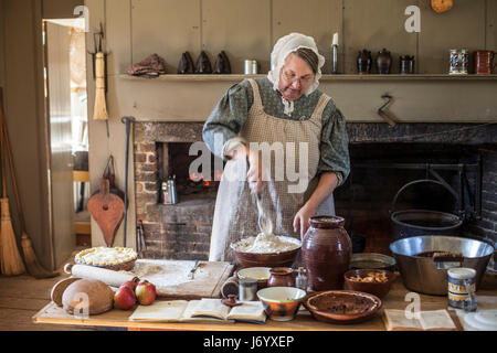 Uno storico interprete lavora in cucina al Freeman Farm Old Sturbridge Village Foto Stock