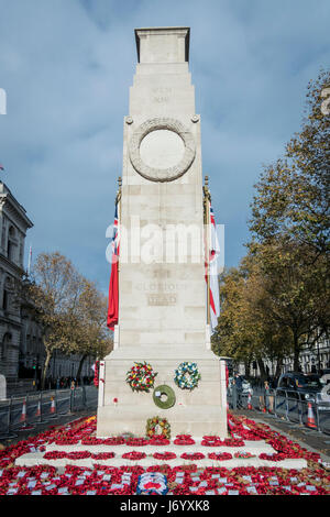 La storica il Cenotafio War Memorial situato su Whitehall a Londra, ornata con ghirlande di papavero Foto Stock