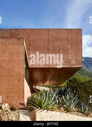 Vista dal lato che mostra a sbalzo. Casa Narigua, Nuevo Leon, Messico, Messico. Architetto: P+O Davide Pedroza Castañeda, 2016. Foto Stock