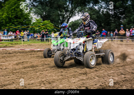 Uzhgorod, Ucraina - 21 Maggio 2017: ATV Rider su start in azione. Transcarpazia regionale campionato di motocross Foto Stock