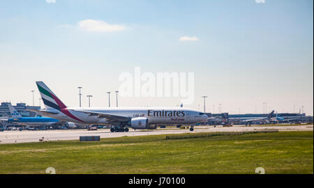 Emirates SkyCargo Boeing 777F all'Aeroporto Schiphol di Amsterdam, Paesi Bassi. Altri piani sono in background. Foto Stock