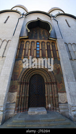Cremlino di Mosca: la facciata della cattedrale della Dormizione, chiesa ortodossa russa dedicata alla Dormizione della Theotokos nella piazza del Duomo Foto Stock