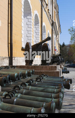 Cremlino di Mosca, Russia: i cannoni e mortai di La Grande Armata esposti lungo l'Arsenal edificio giallo, un ex arsenale costruito nel 1736 Foto Stock