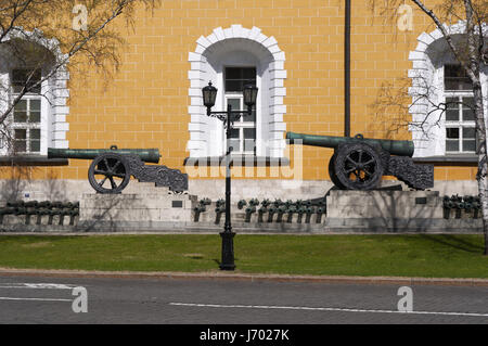 Cremlino di Mosca, Russia: i cannoni e mortai di La Grande Armata esposti lungo l'Arsenal edificio giallo, un ex arsenale costruito nel 1736 Foto Stock