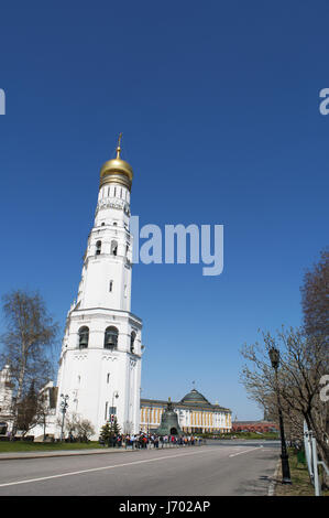 Ivan il grande campanile, il più alto La torre del Cremlino di Mosca complesso, costruito nel 1508 per la Chiesa Ortodossa Russa cattedrali nella piazza della cattedrale Foto Stock