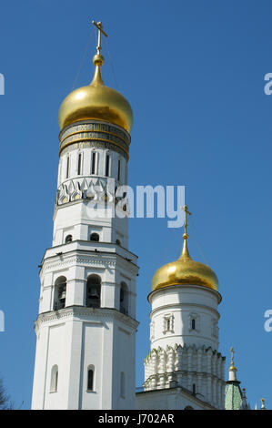 Ivan il grande campanile, il più alto La torre del Cremlino di Mosca complesso, costruito nel 1508 per la Chiesa Ortodossa Russa cattedrali nella piazza della cattedrale Foto Stock