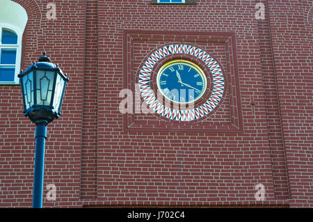 Mosca: il clock di Troitskaya Tower (Torre della Trinità), uno tra le mura del Cremlino di torri, costruito nel 1495-1499 dall'architetto italiano Aloisio da Milano Foto Stock