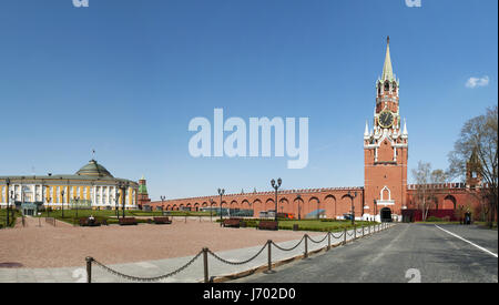 Cremlino di Mosca: Vista della Torre Spasskaya (Salvatore Torre) e del Senato, il palazzo giallo che ospita l'amministrazione presidenziale russa Foto Stock