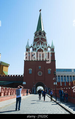 Cremlino di Mosca: vista del Troitskaya Tower (Torre della Trinità) e il Ponte Troitsky, costruito nel 1495-1499 dall'architetto italiano Aloisio da Milano Foto Stock