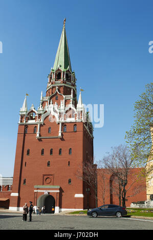 All'interno del Cremlino di Mosca: vista del Troitskaya Tower (Torre della Trinità), costruito nel 1495-1499 dall'architetto italiano Aloisio da Milano Foto Stock
