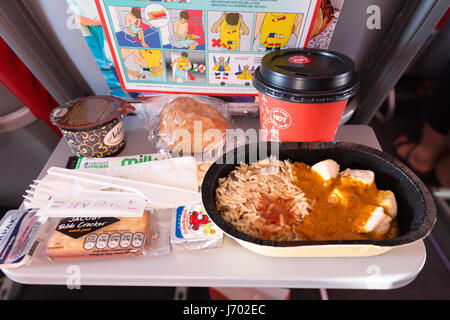 Compagnia aerea alimentare - un pasto al vassoio, Jet2, compagnia aerea su un piano 737-800, volo da Lanzarote a UK Foto Stock