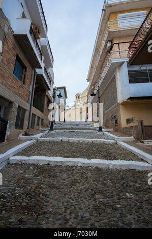 Una strada stretta che porta verso l'alto alla fortezza Kazarma in Sitia è una città nel nord-est della punta di Creta, Grecia. Foto Stock