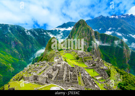 Panoramica di Machu Picchu, agricoltura terrazze, Wayna Picchu e sulle montagne circostanti in background Foto Stock