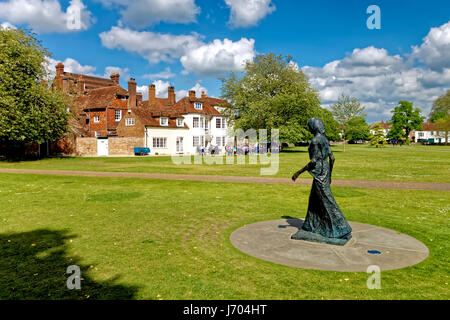 Dame Elisabeth Frink a piedi di Madonna scultura in bronzo nella Cattedrale di Salisbury vicino, Wiltshire, Regno Unito. Foto Stock