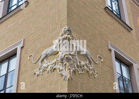 Bassorilievo di un leone con uno schermo sulla parete edilizia corner a Varsavia in Polonia. Foto Stock