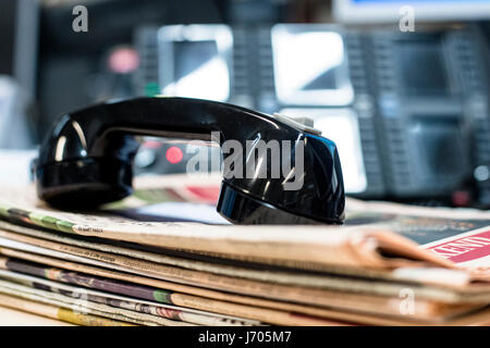 Avvisatore telefonico sulla pila di fogli Foto Stock