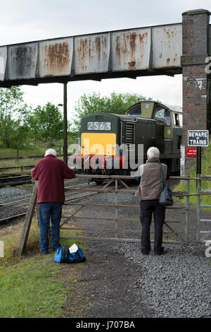 Gli appassionati di rampa a fotografare una classe 17 locomotiva diesel n. D8568 a Severn Valley Railway, Kidderminster, Regno Unito Foto Stock