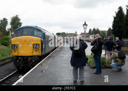 Gli appassionati di rampa a fotografare una classe 45 diesel non 45060 'Sherwood Forester' a Severn Valley Railway, stazione a Kidderminster, Regno Unito Foto Stock