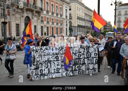 Protesta settimanale a Madrid per quanto riguarda il governo spagnolo ha rifiutato di riesumare i corpi di migliaia di persone uccise durante la Guerra Civile Spagnola un Foto Stock