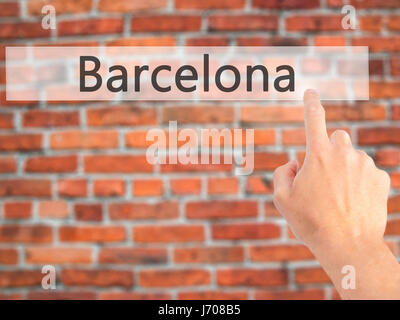 Barcellona - Mano, premendo un tasto su sfondo sfocato concetto . Business, tecnologia internet concetto. Stock Photo Foto Stock