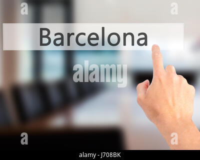 Barcellona - Mano, premendo un tasto su sfondo sfocato concetto . Business, tecnologia internet concetto. Stock Photo Foto Stock