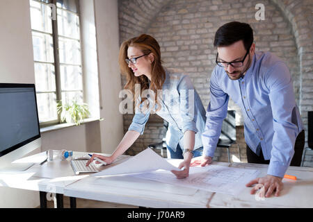 Processo di Coworking, team di progettisti che lavorano in ufficio moderno Foto Stock